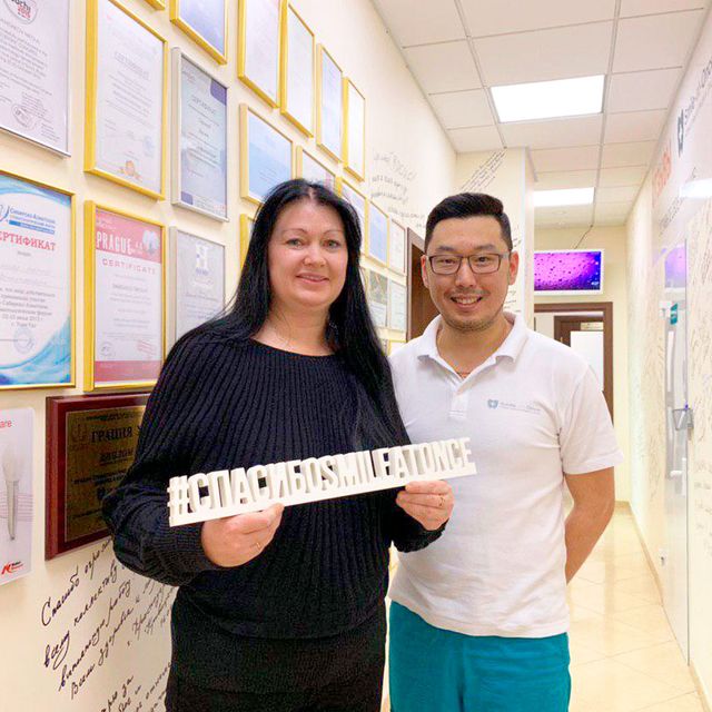 После установки постоянных протезов all-on-6 – со стоматологом-ортопедом