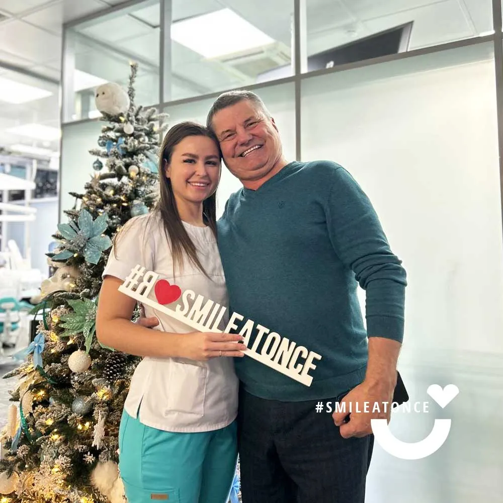 Фото на плановом осмотре после проведения имплантации зубов