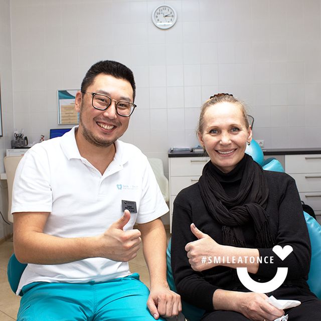 Фото со стоматологом-ортопедом после фиксации протезов