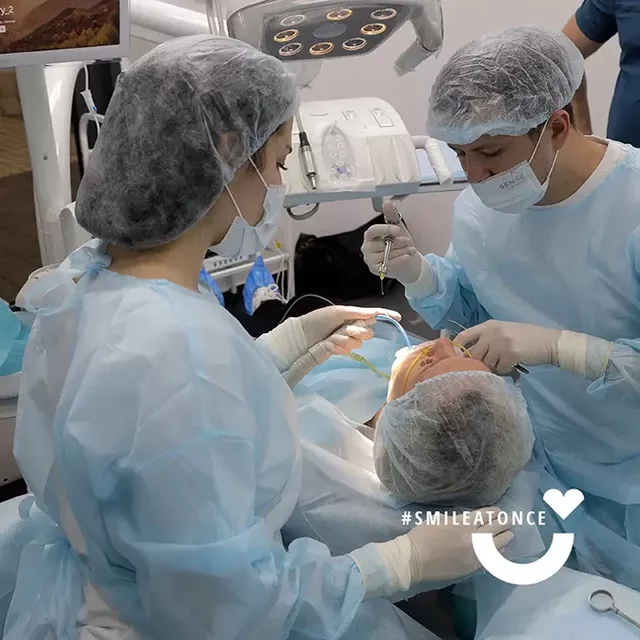 Фото во время операции по установке имплантов