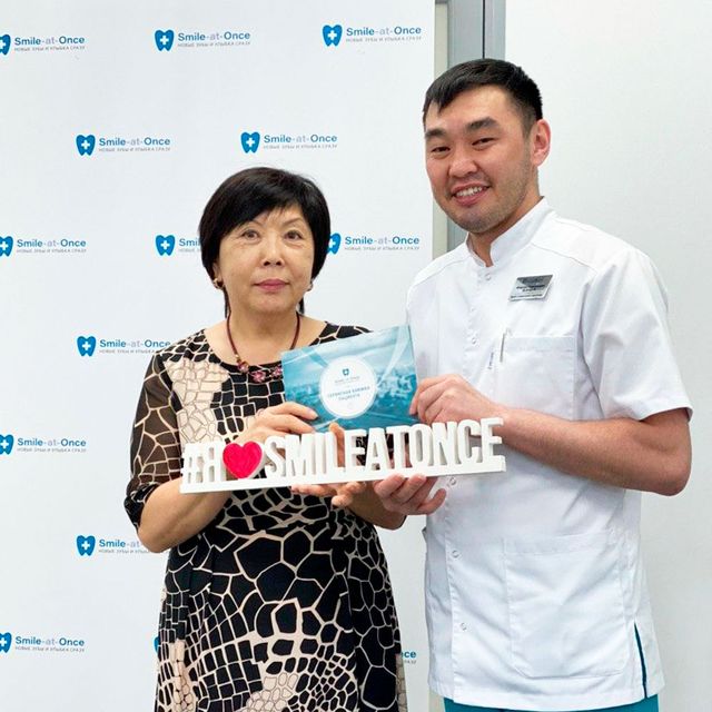 Селфи с врачом после имплантации жевательных зубов