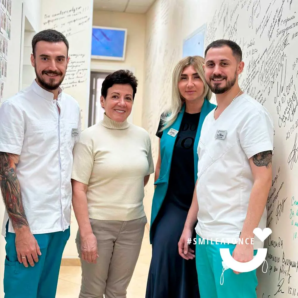 Фото на плановом осмотре после установки постоянных зубных протезов