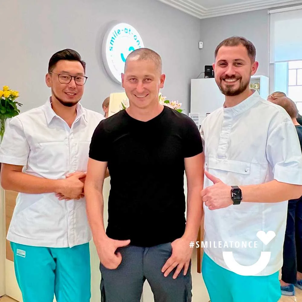 Фото после с лечащими врачами после имплантации всех зубов