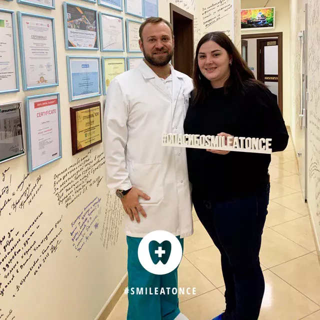 Селфи с врачом после комплексной имплантации зубов