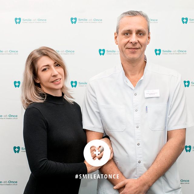 Фото с лечащим имплантологом после восстановления зубов