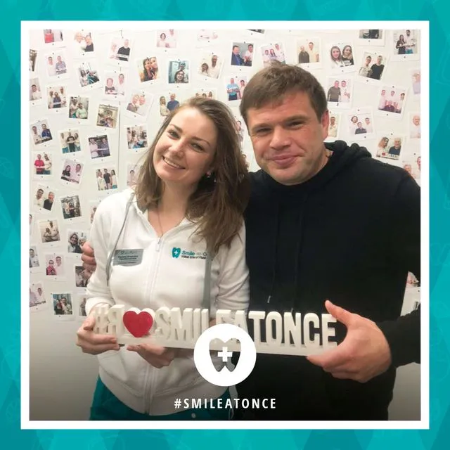 Август 2020: после проведения пластики десны и одиночной имплантации