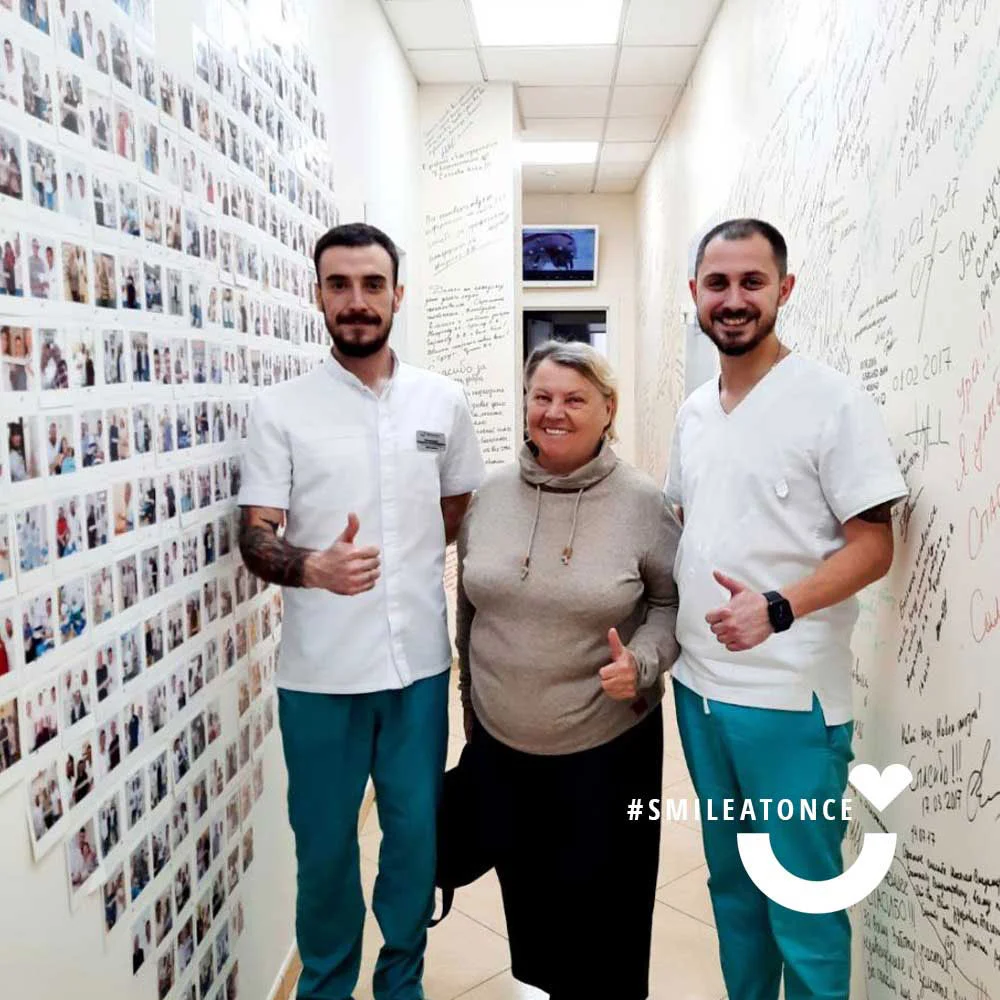 Фото с врачами через пол года после установки постоянных протезов