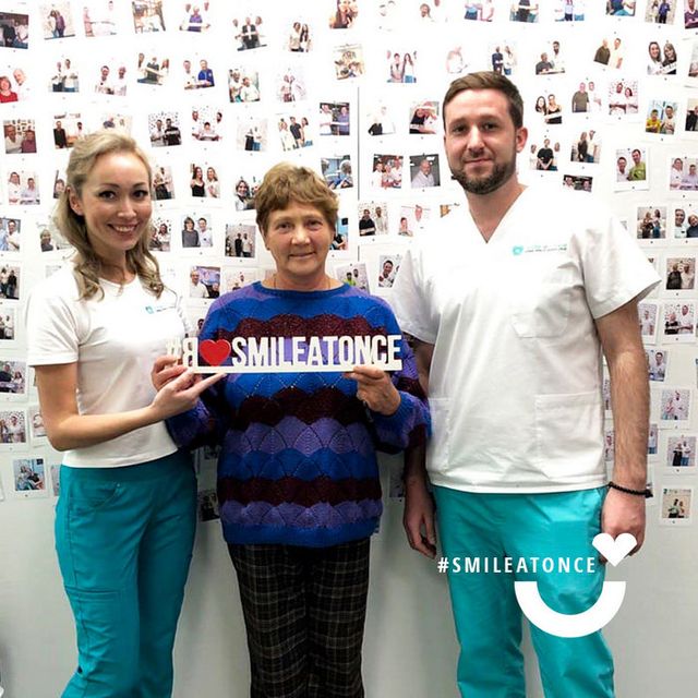 Фото с ортопедом после имплантации зубов