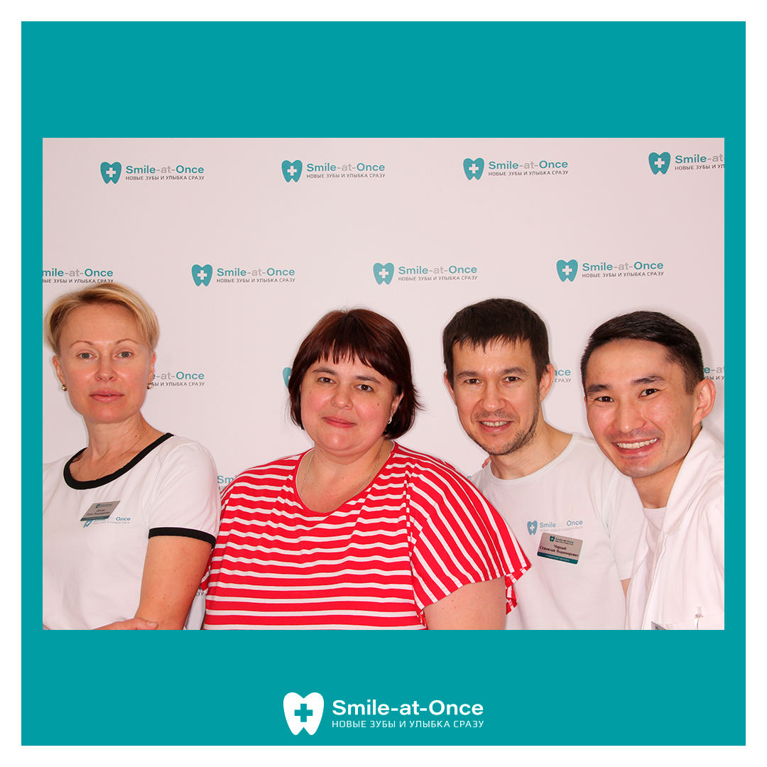 Фото со специалистами клиники после установки виниров