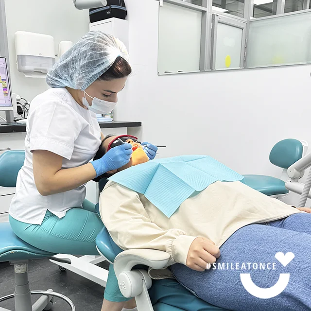 Стоматолог-гигиенист Темирезова Диана, фото за работой