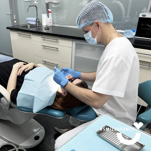 Хирург-имплантолог Терновой Евгений Михайлович, фото за работой