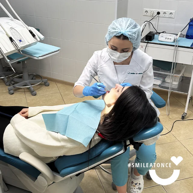 Стоматолог-гигиенист Виситова Элина Сулеймановна, фото за работой