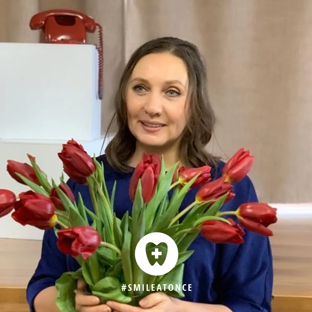 Татьяна Антропова с новой улыбкой после имплантации зубов